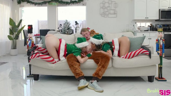 Самое новогоднее развлечение с горячими американскими сестрёнками #2